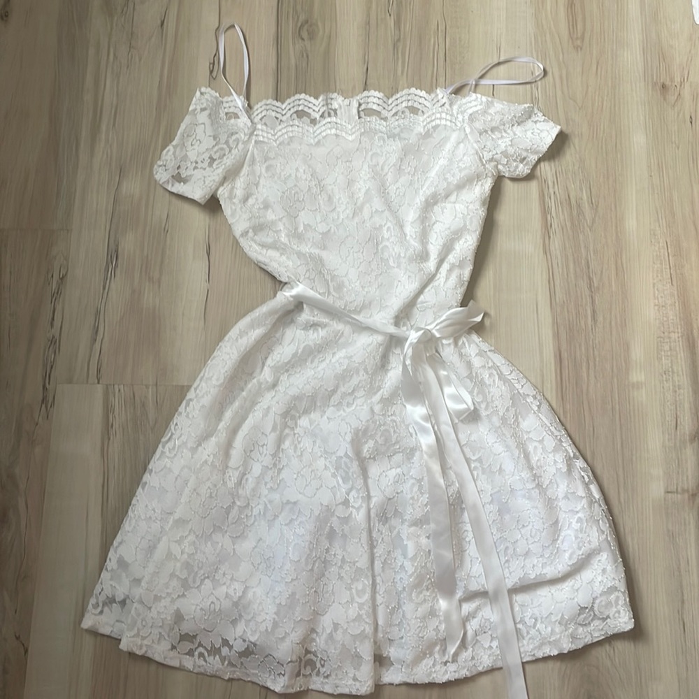White off the shoulder dress from Windsor size M. Only been used once.